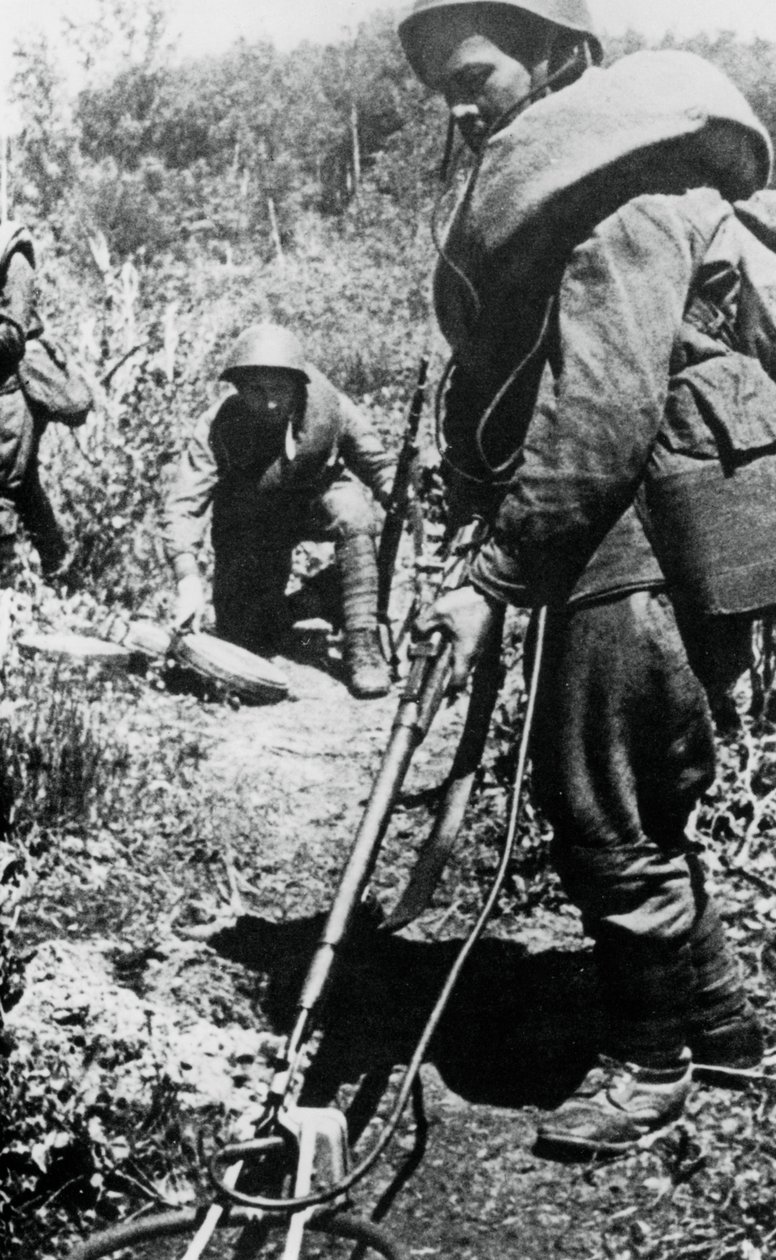 Ryska soldater rensar minor, väster om Minsk, 1944 av Unbekannt