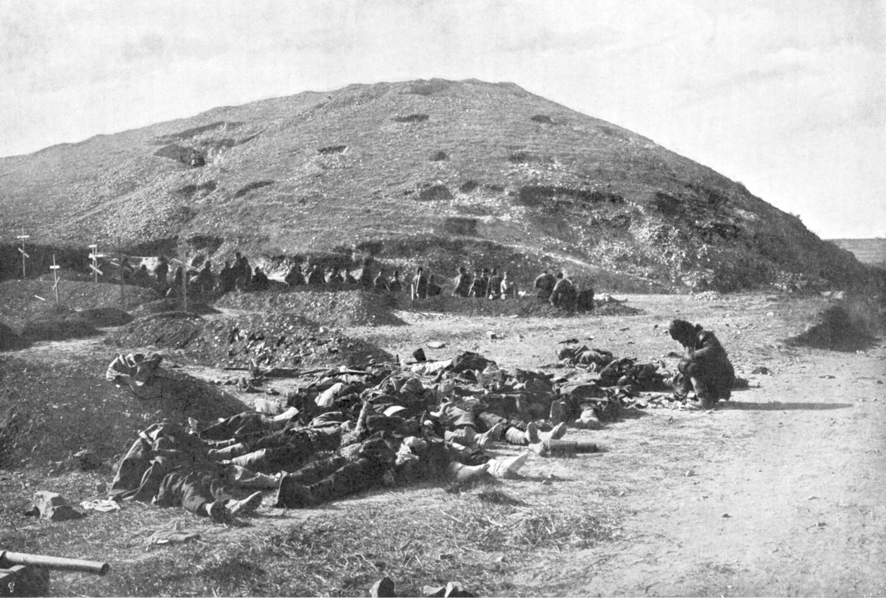 Ryska soldater samlar patroner från de döda före begravningen, rysk-japanska kriget 1904-5 av Unbekannt