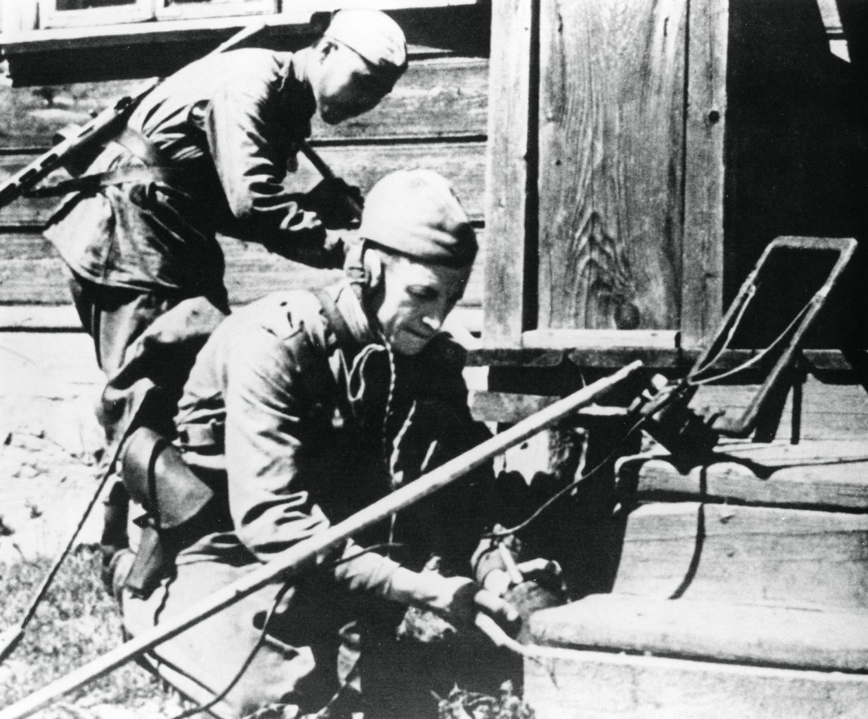 Ryska soldater med mindetektorer rensar ett hus som är fångade i smuts, östfronten, 1944 av Unbekannt