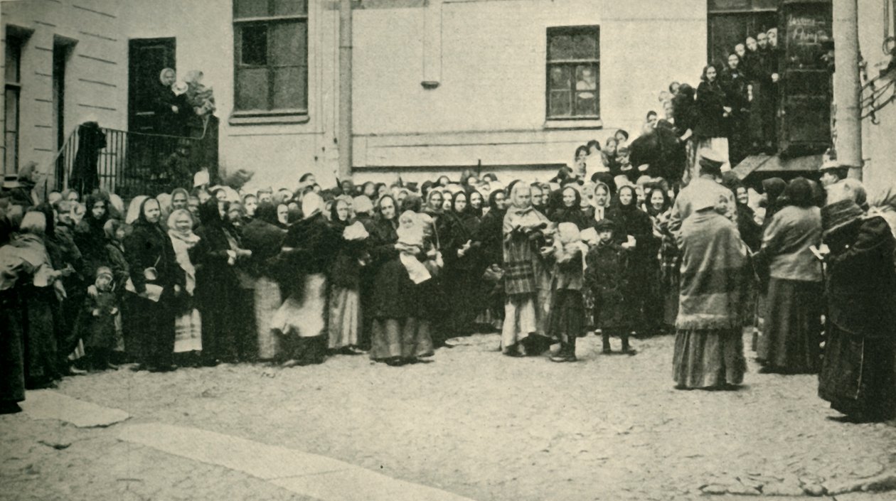 Ryska soldatfruar väntar på nyheter från fronten..., första världskriget, 1915, c1920. av Unbekannt
