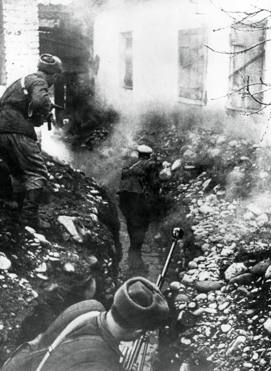 Ryska trupper befriade en by nära Ordhonikidze, Kaukasus, 1942 av Unbekannt