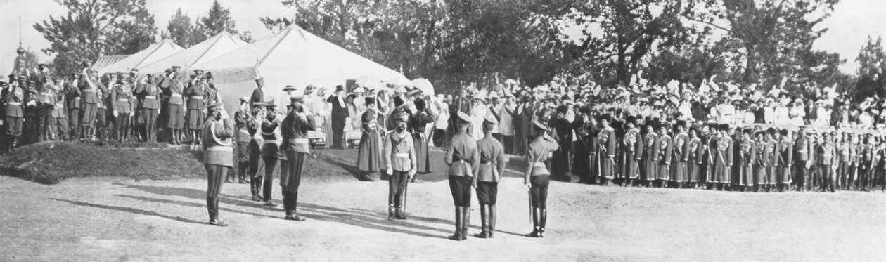 Ryska trupper hälsar tsar Nicholas II, Krasnoye Selo, 22 juli 1914 av Unbekannt
