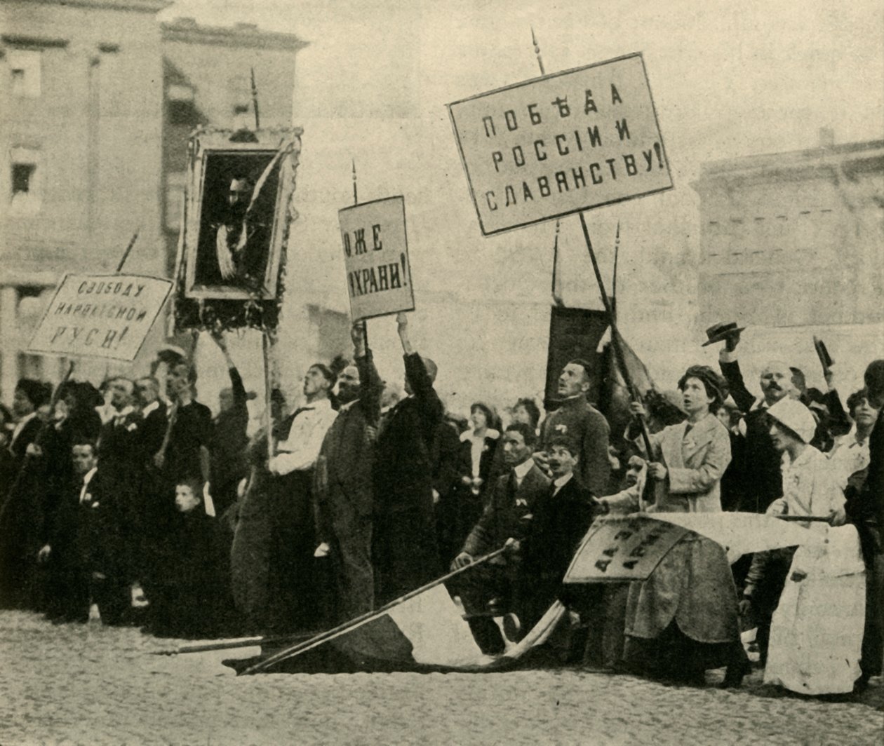 Ryssar ber om framgång för sina styrkor, Petrograd, första världskriget, 1914, c1920. av Unbekannt