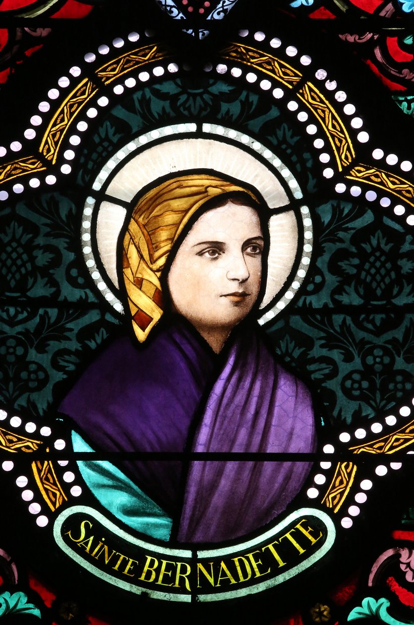 Heliga hjärtats kyrka. Fönster i målat glas. Ste Bernadette Soubirous är känd för Mariauppenbarelserna, 20160604, Moulins, Frankrike av Unbekannt