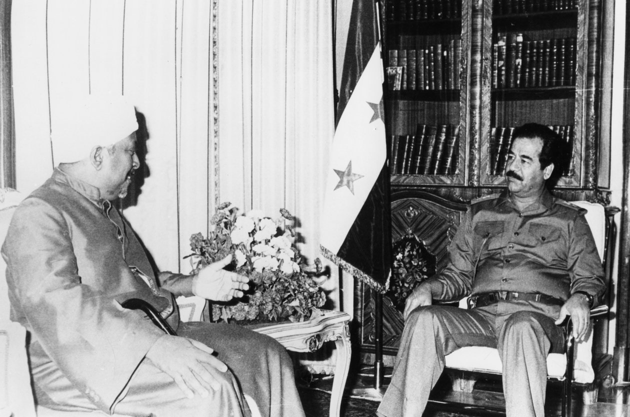 Saddam Hussein vid ett möte, Irak, 1986 av Unbekannt
