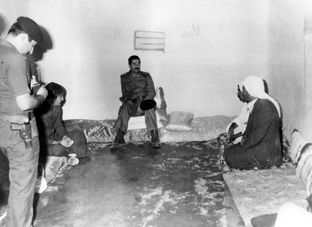 Saddam Hussein besökte ett bondehus i Basra, Irak, 1987 av Unbekannt