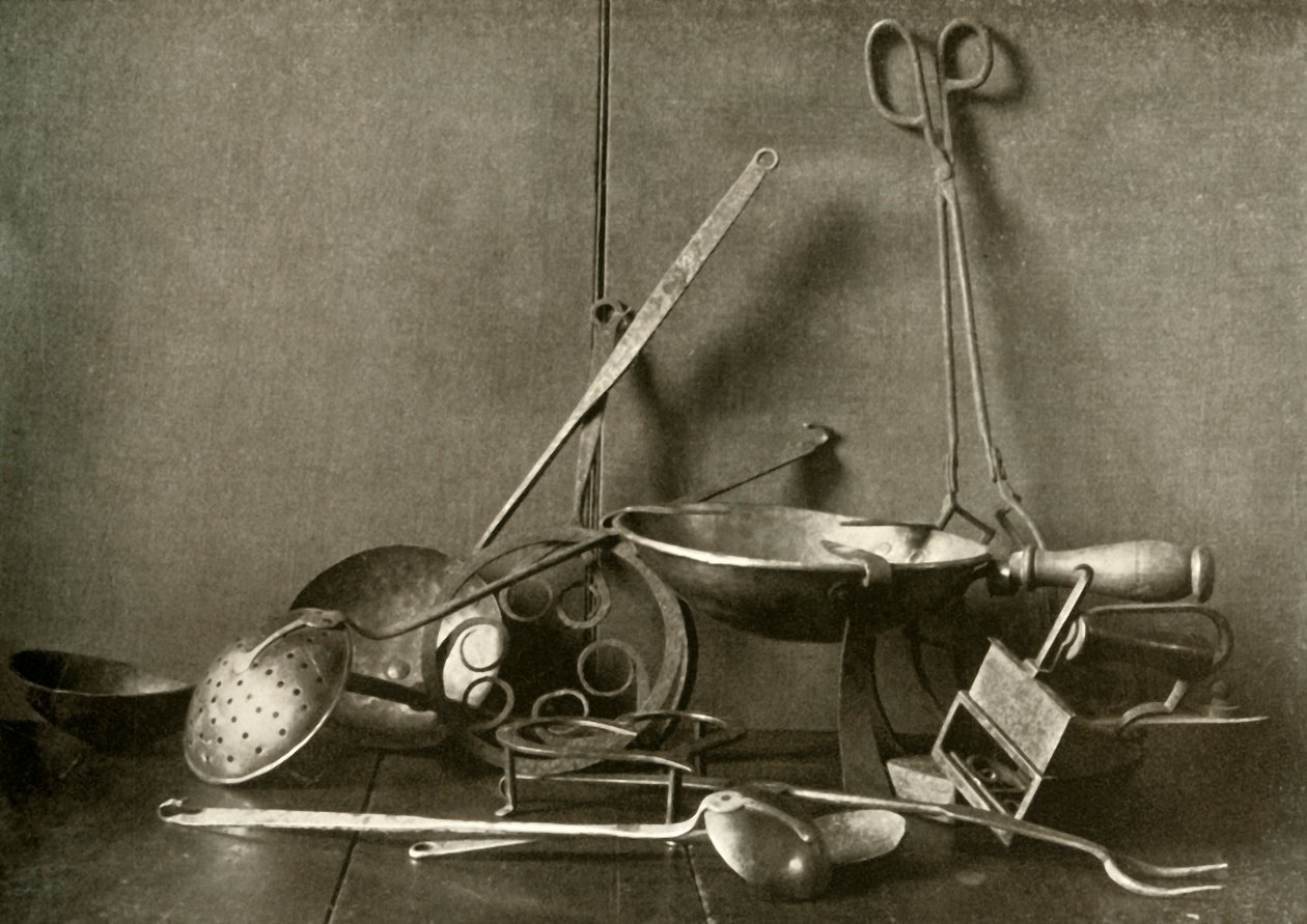 Sadiron, tång, skummare, gaffel, underlägg och hackfat av koppar, c1700-talet, 1937. av Unbekannt