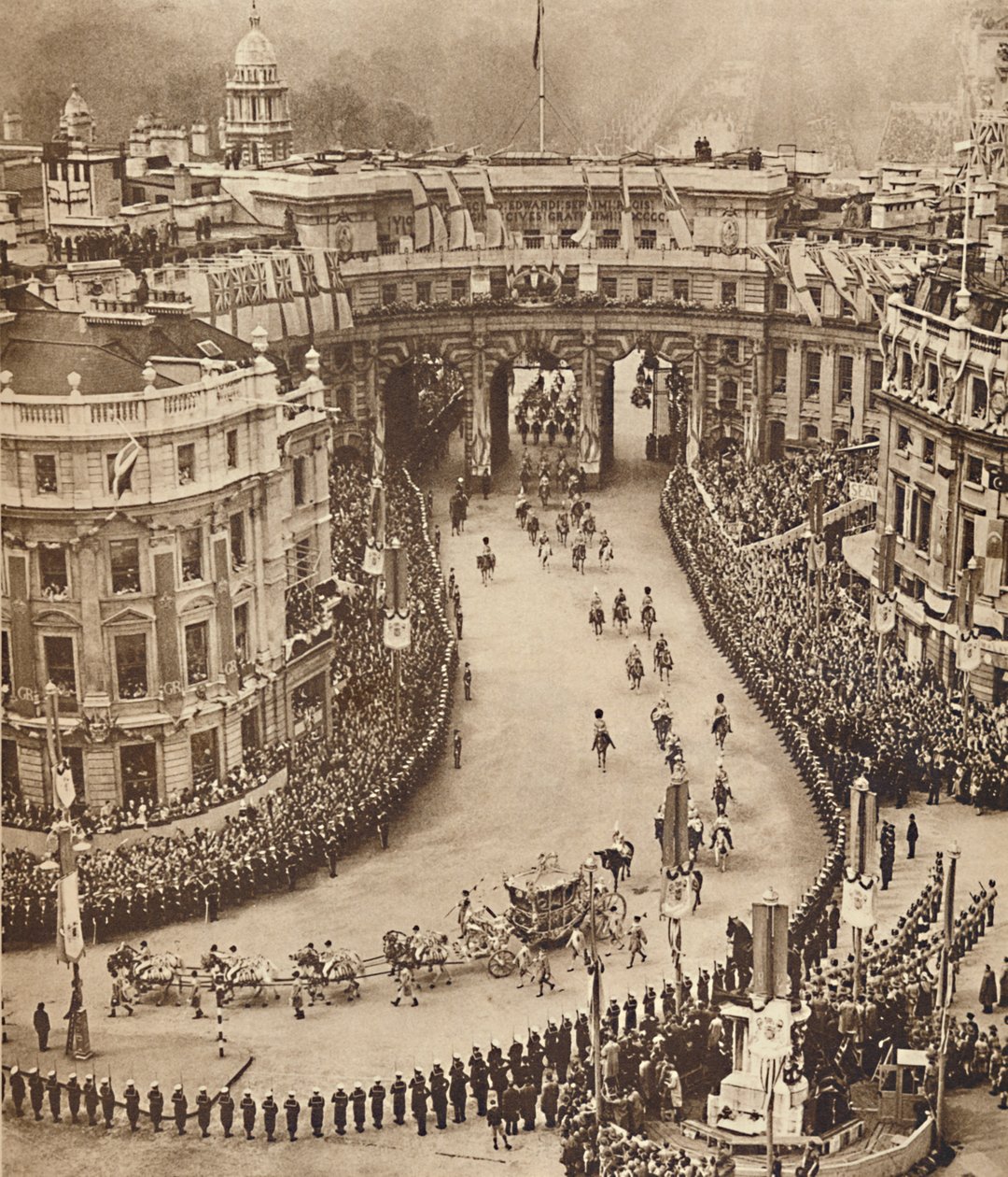 Sailors Line the Route på Trafalgar Square, 12 maj 1937 av Unbekannt