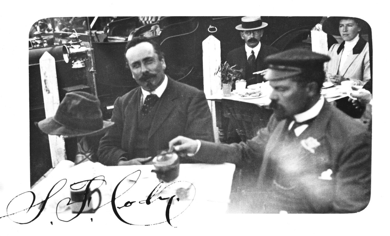 Samuel Franklin Cody 1862-1913, vänd kamera av Unbekannt