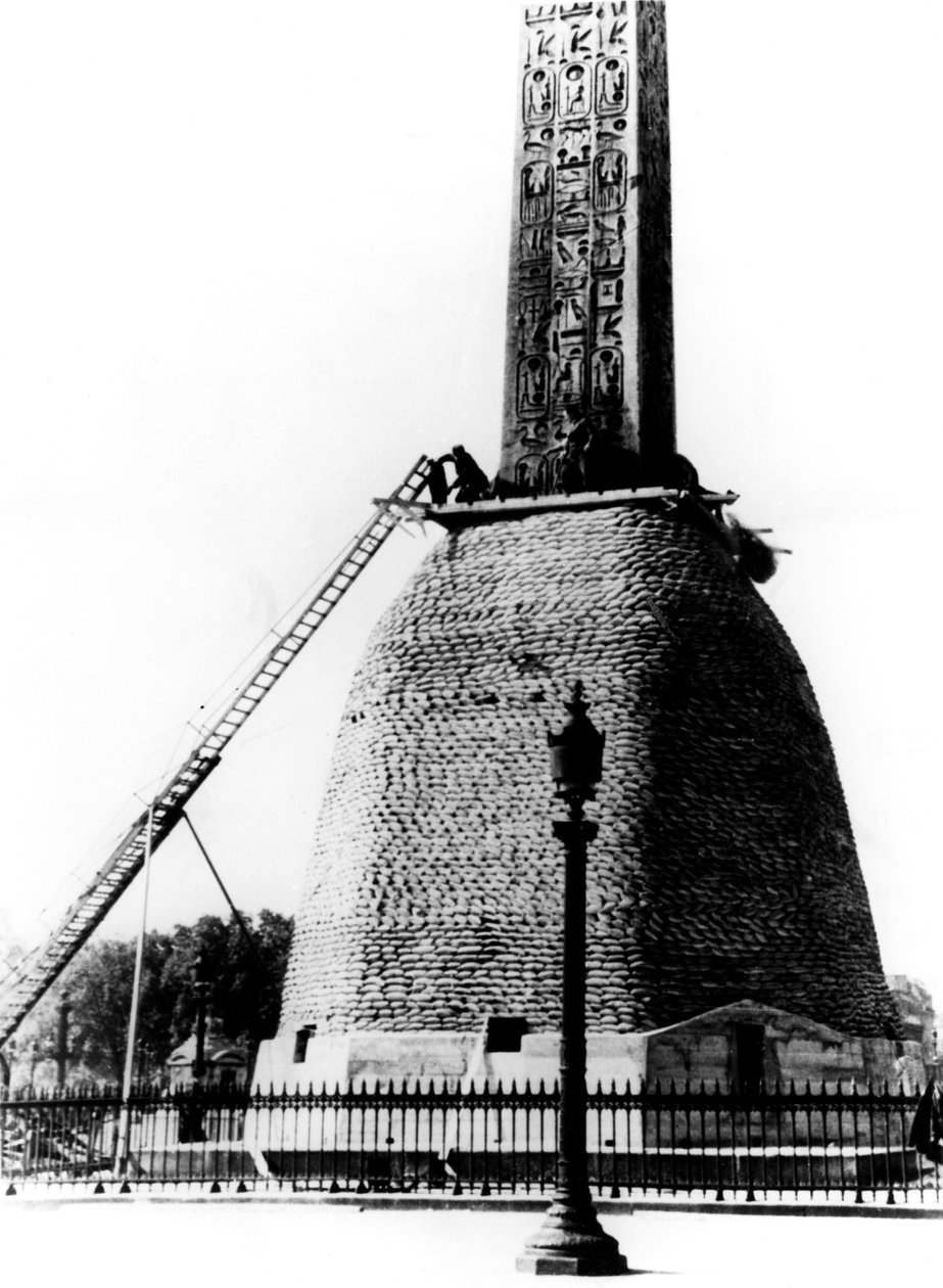 Sandsäckar som skyddar basen av den egyptiska obelisken, tyskockuperade Paris, 1940 av Unbekannt