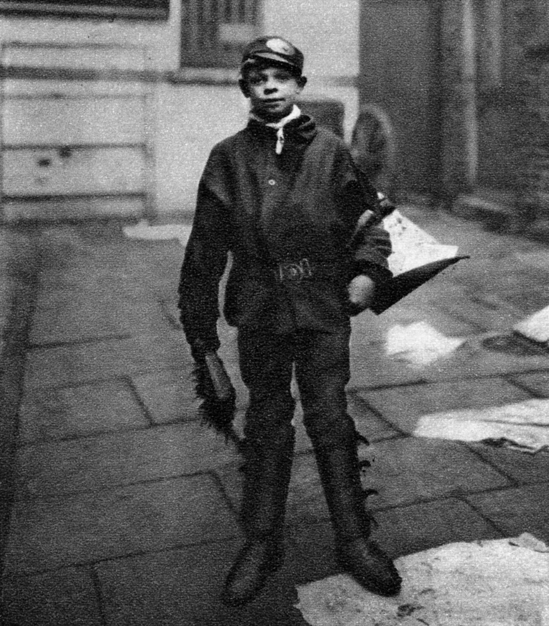 Scavenger boy, som rensar upp hästspillning på vägen, London, 1926-1927 av Unbekannt
