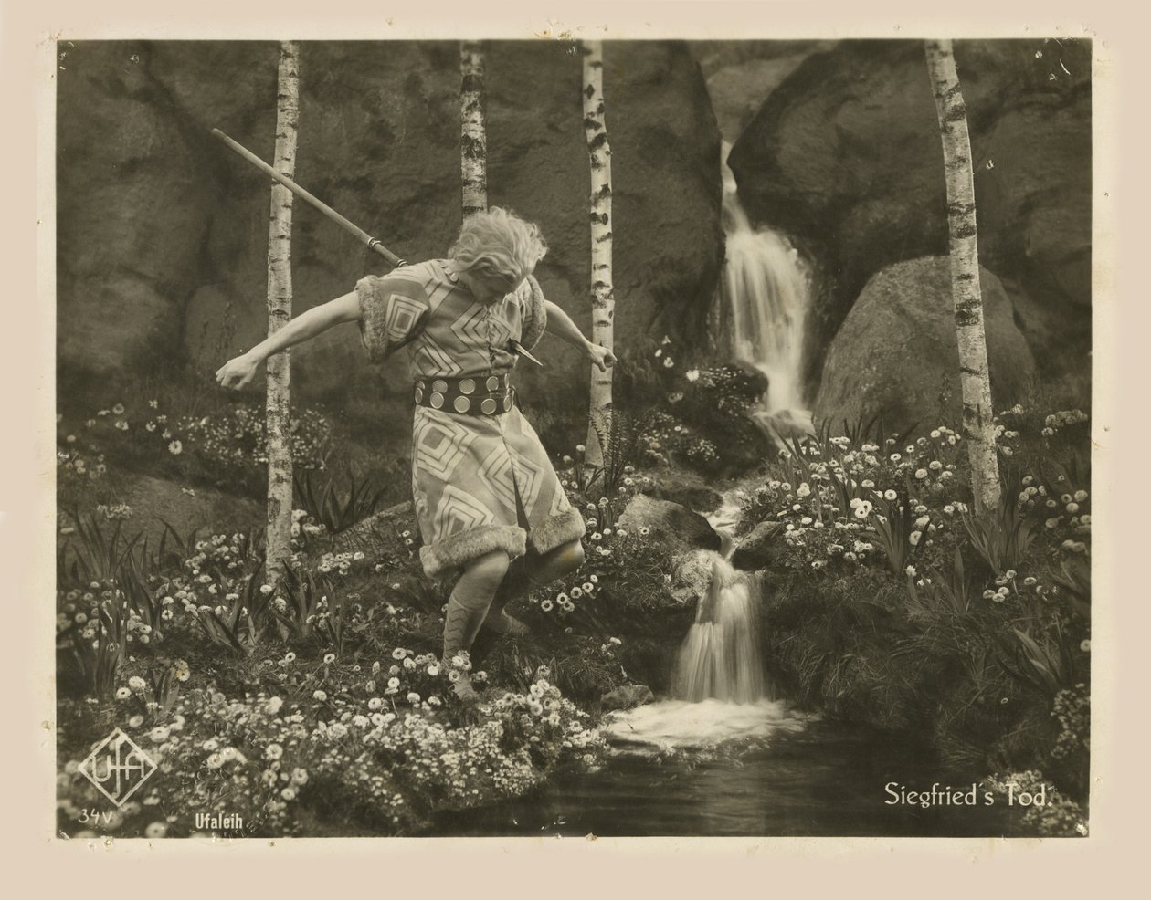 Scen från filmen Die Nibelungen: Siegfried av Fritz Lang, 1924. av Unbekannt