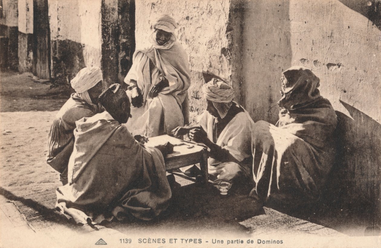 Scener och typer - A Game of Dominos, c1900 av Unbekannt