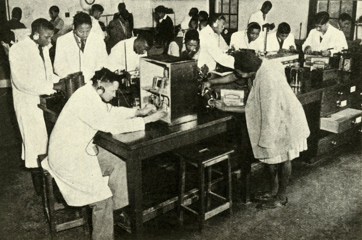 Scener in a Native College - Studenter i fysiklaboratoriet, c1948. av Unbekannt