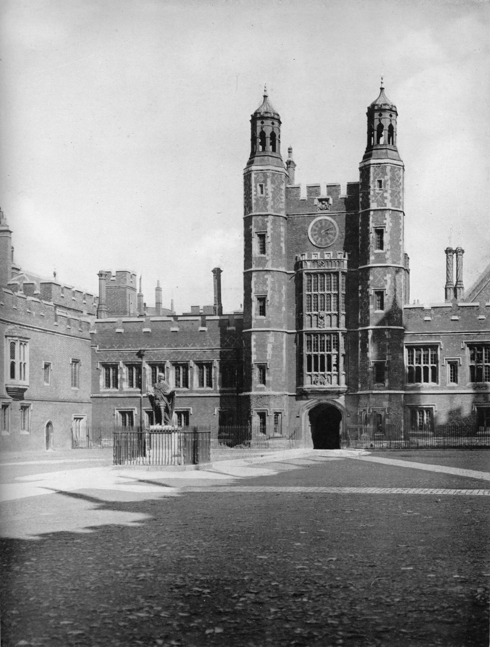 School Yard och Luptons Tower, 1926 av Unbekannt