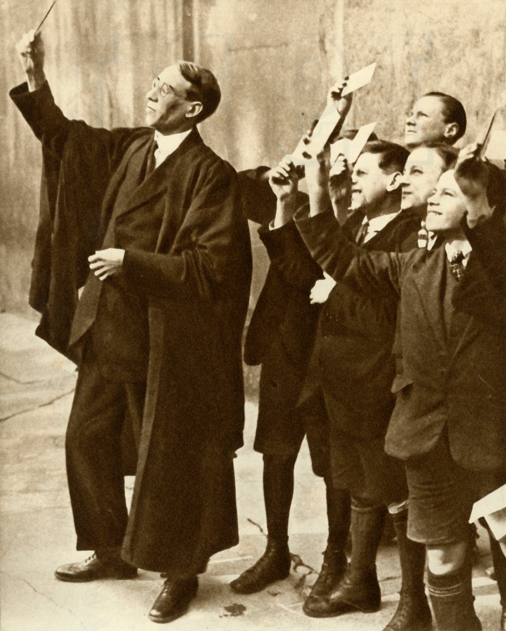 Skolpojkar och lärare som observerar en solförmörkelse, Storbritannien, 1921, 1935. av Unbekannt