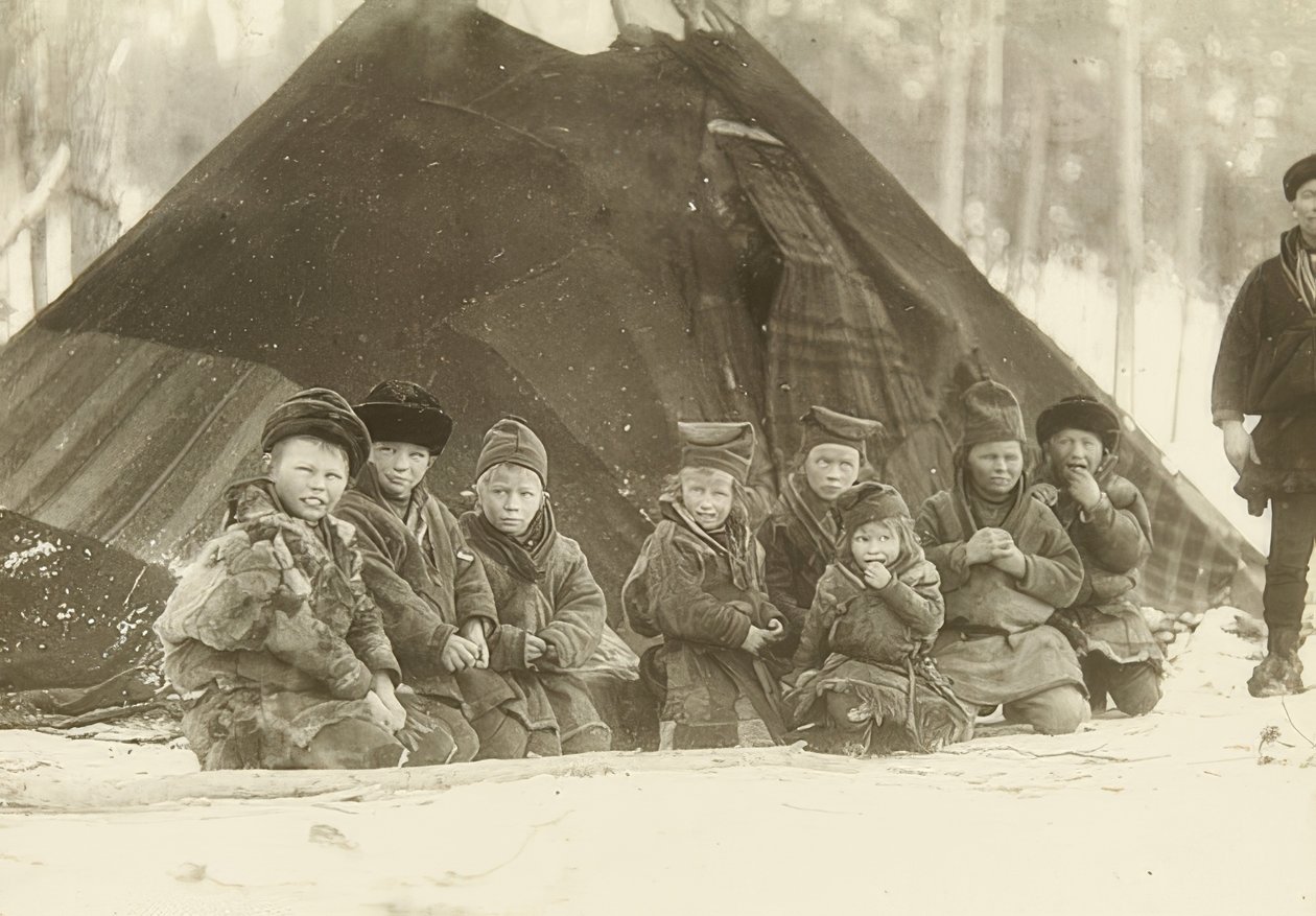 Sverige. Lappländska barn framför ett tält. Omkring 1900 av Unbekannt