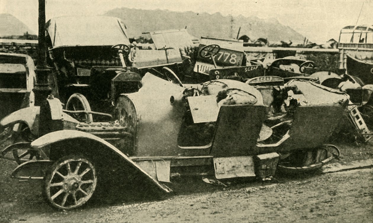 Skrotat! Förstörda bilar tillfångatagna från tyskarna..., första världskriget, 1914, c1920. av Unbekannt
