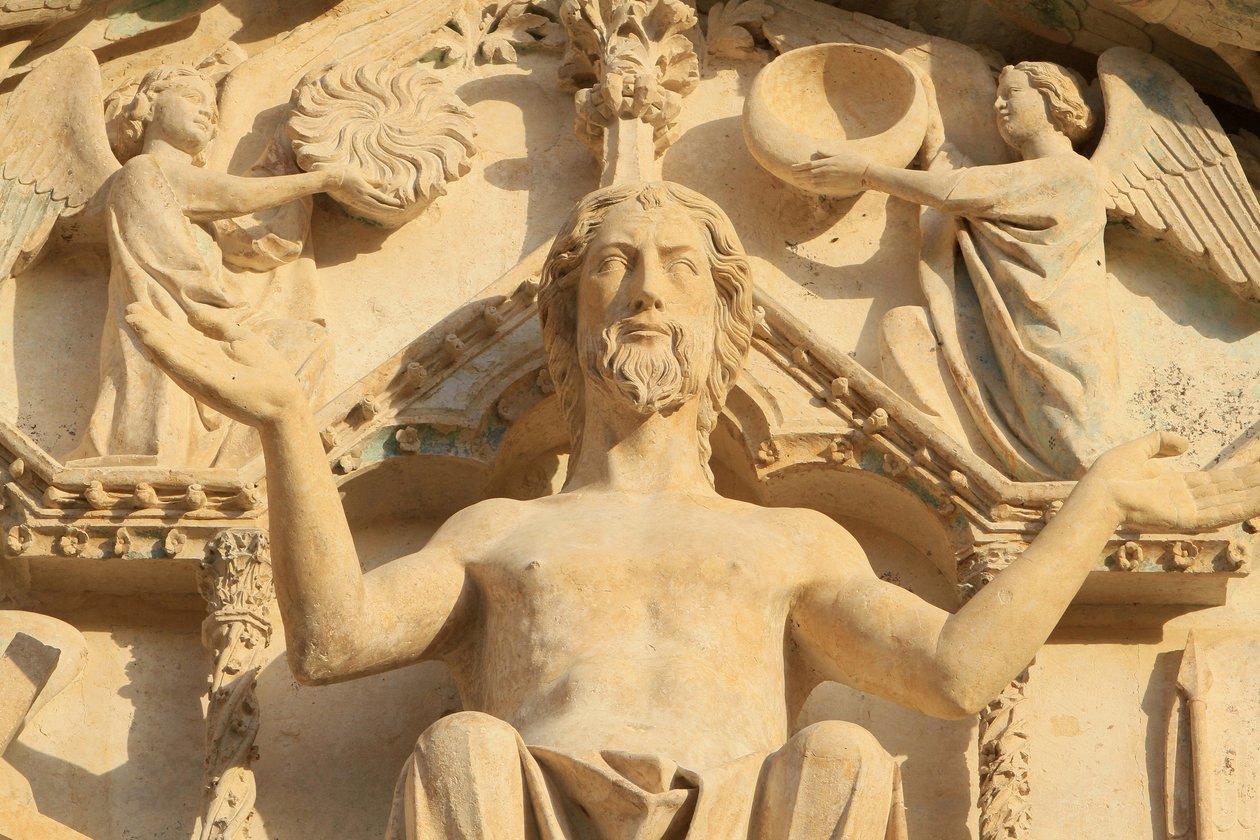 Skulptur av Kristus sittande på en tron. Den sista domen. Tympanum i den västra centralportalen. Stefansdomen. Närbild. av Unbekannt