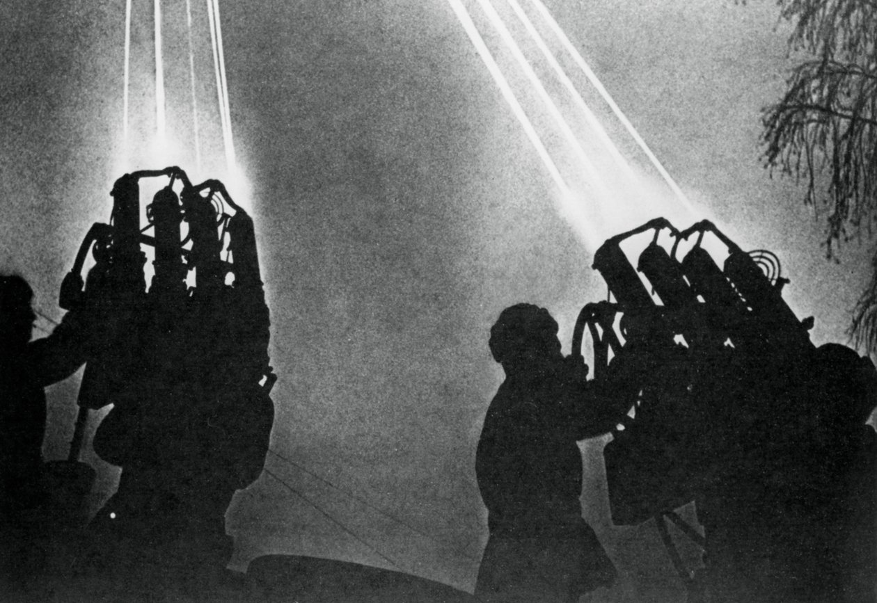 Sökljusoperatörer förbereder sig för en nattbombning, Moskva, 1941 av Unbekannt