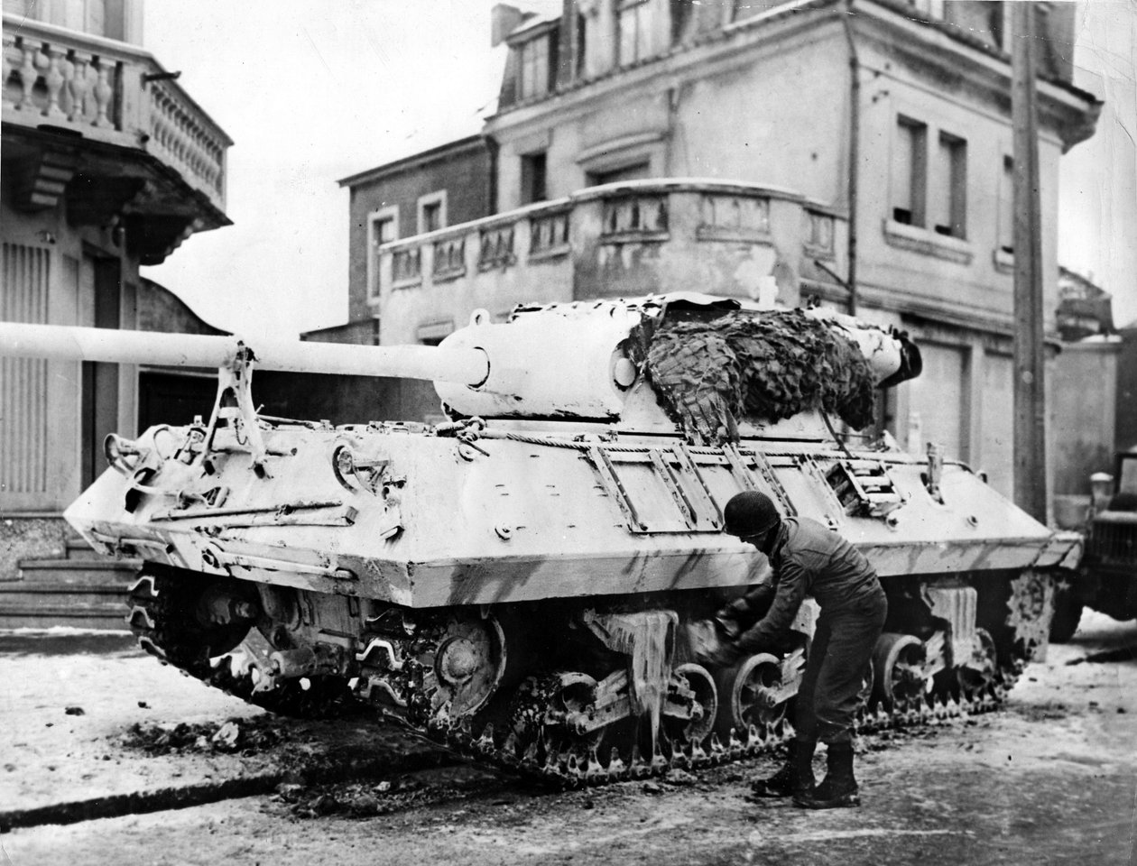 Andra världskriget (1939-1945) - Andra världskriget (WWII eller WW2): Luxemburg omkring 20 december 1944: På den tyska framryckningens södra flank målade en amerikansk soldat en vit M36-stridsvagn för att anpassa sig till meteorologiska förhållanden av Unbekannt