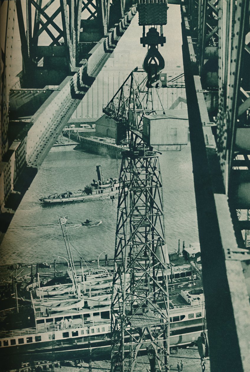Sett från en kran ser floden Clyde ut som en lång, smal brygga, 1937 av Unbekannt