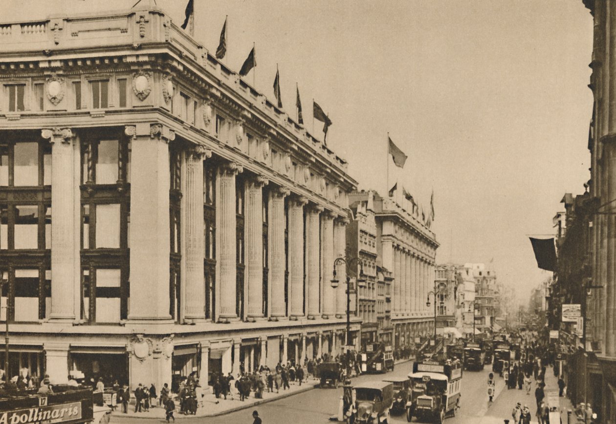Selfridges och den sista av de gamla butikerna på Oxford Street som byggnaden uppslukade, ca 1935. av Unbekannt