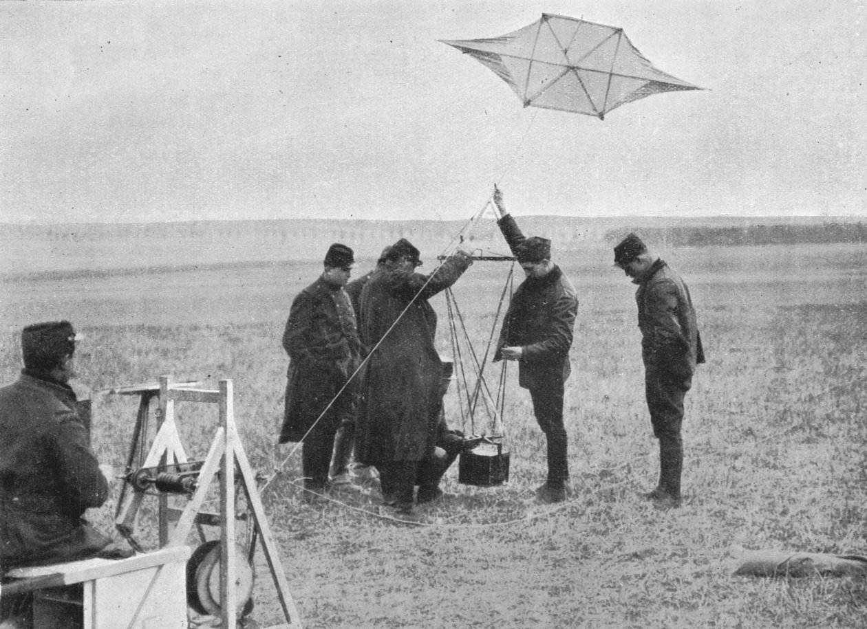 Skickar upp en av de franska krigsdrakarna, till vilken en kamera är fäst, 1914, 1915 av Unbekannt