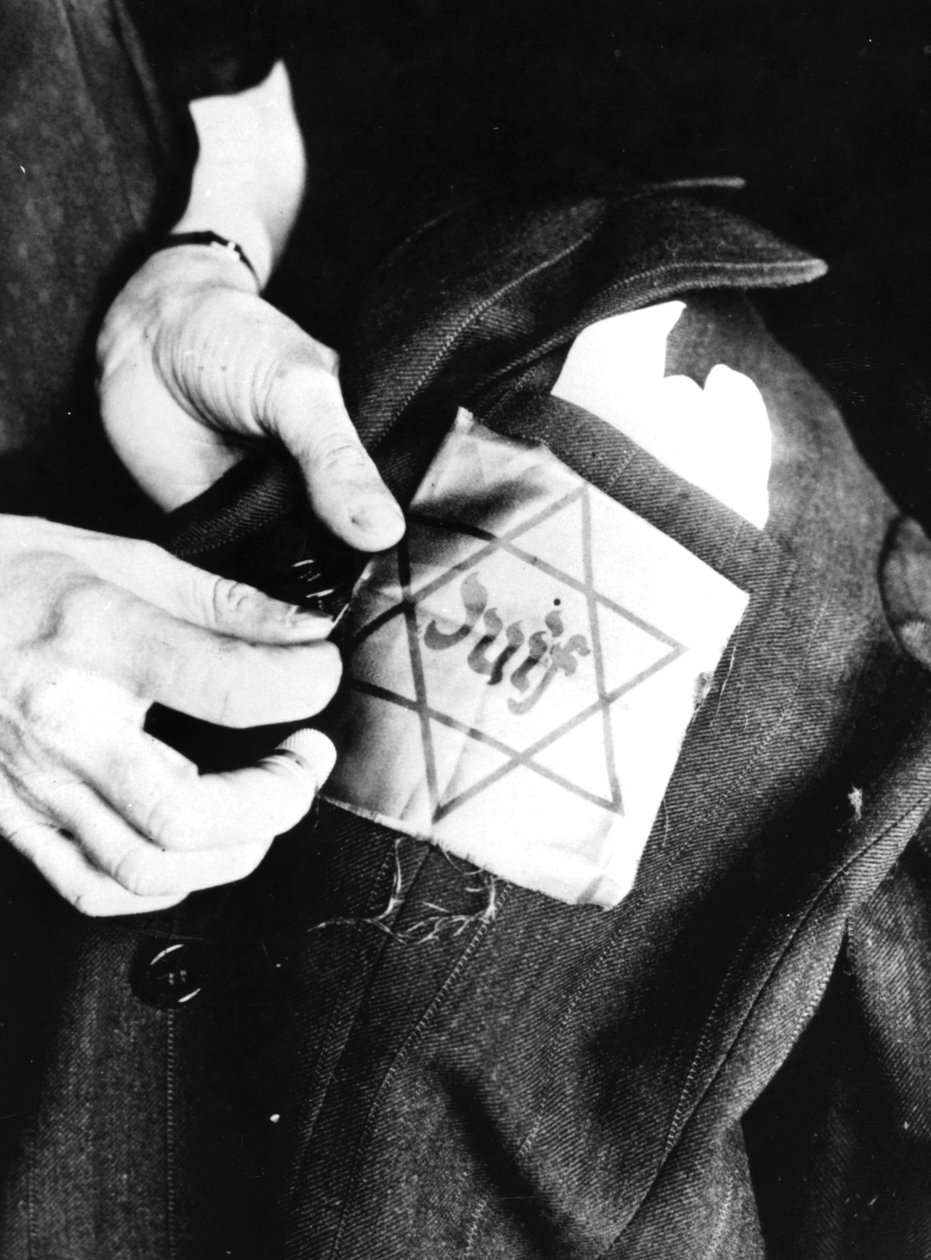 Sy den gula stjärnan som identifierar en jude på en jacka, tyskockuperade Paris, 1942 av Unbekannt
