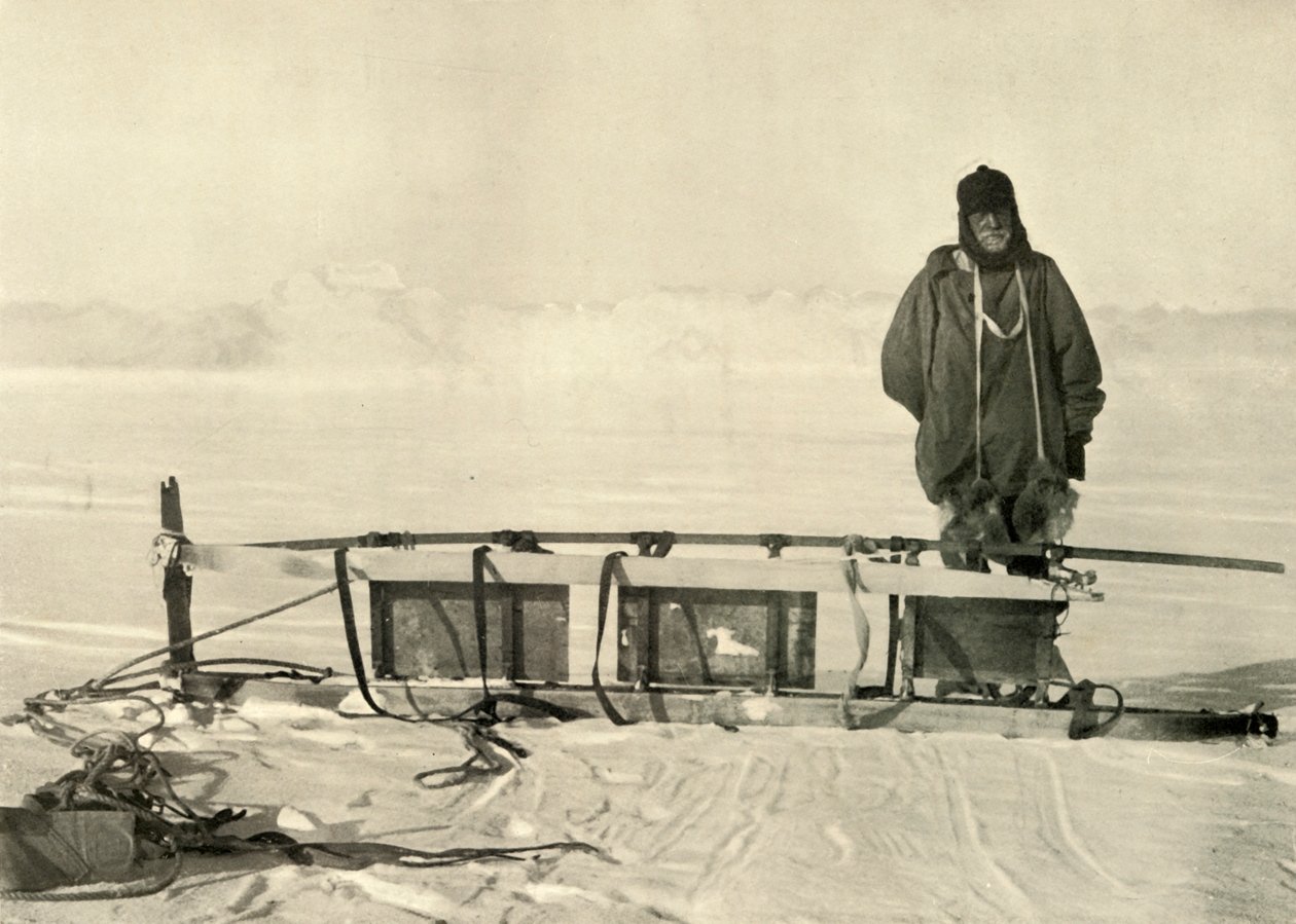 Shackleton står vid Broken Southern Sledge, c1908, 1909. av Unbekannt