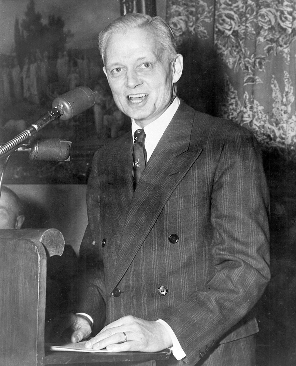 Sherman Adams 1899-1986, amerikansk politiker håller tal av Unbekannt