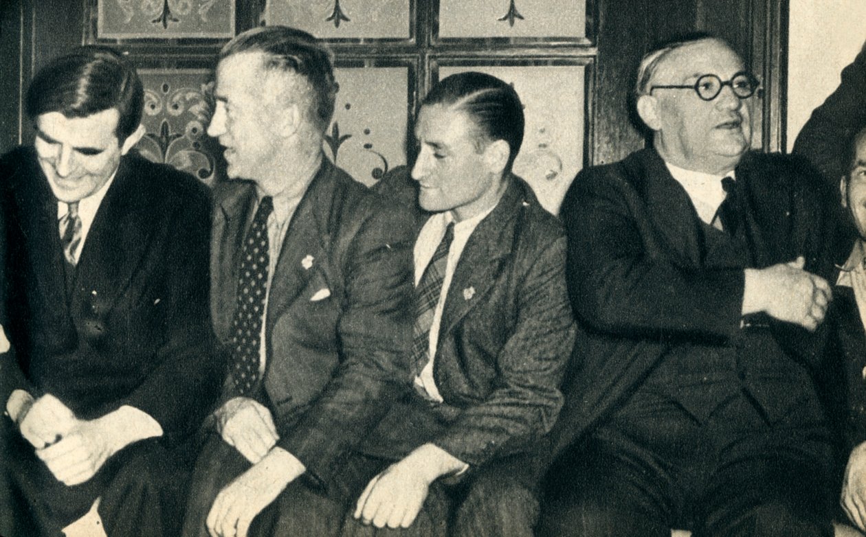 Skeppskamrater i land. John G. Winant, Ernest Bevin, med sjömän, 1942 av Unbekannt