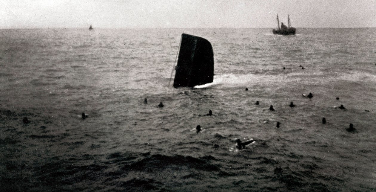 Skeppsbrott av den republikanska ubåten B6, augusti 1936 (s/v foto) av Unbekannt