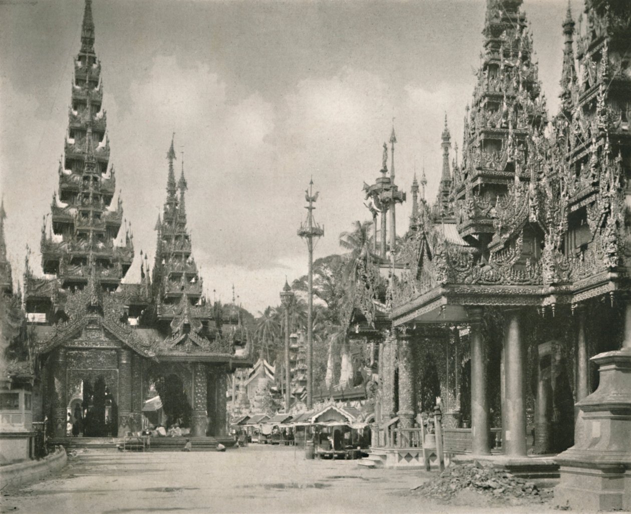 Shrine of the Great Bell vid Shwedagon Pagoda, Yangon, 1900. av Unbekannt