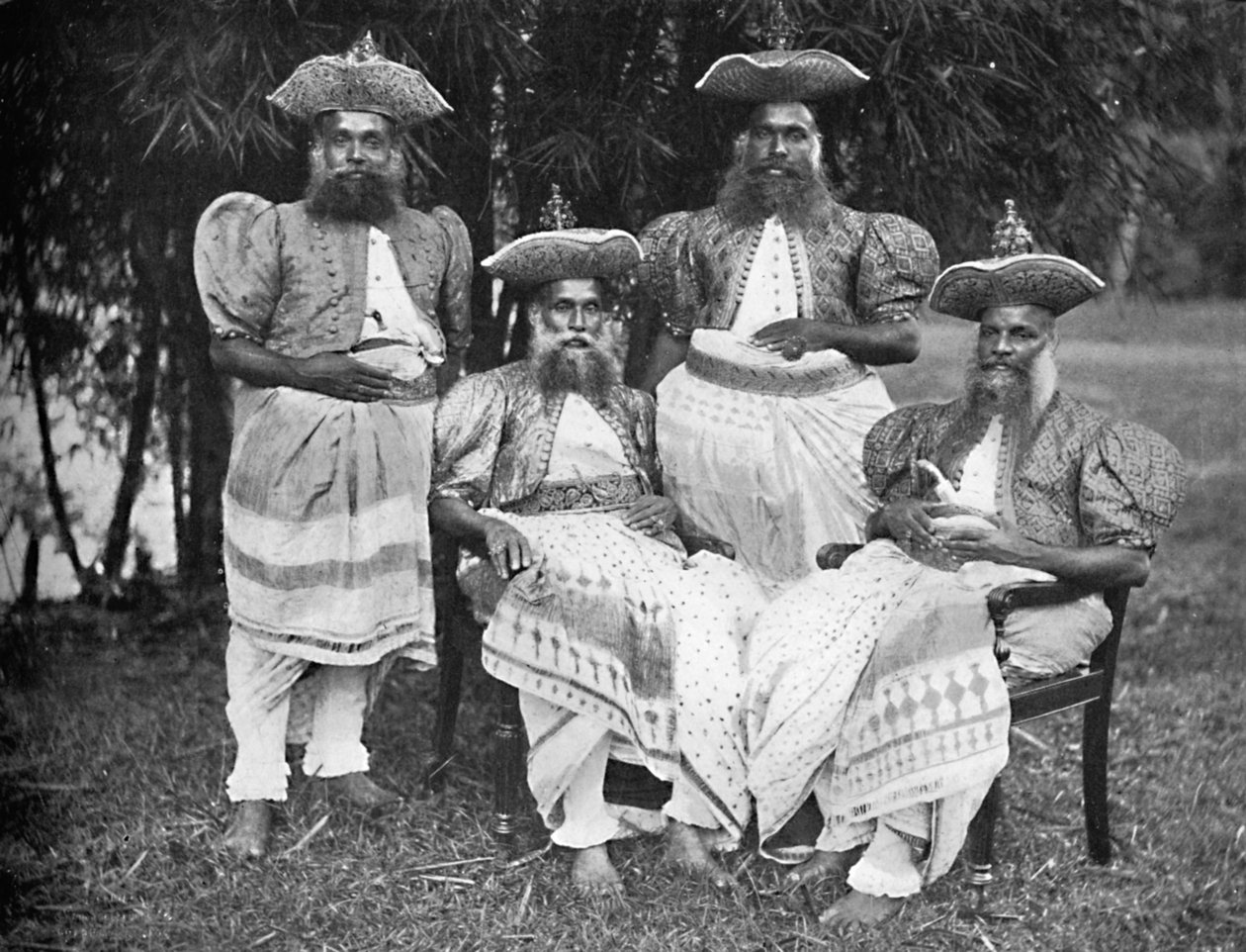 Singhalesiska män av hög rang, 1902 av Unbekannt