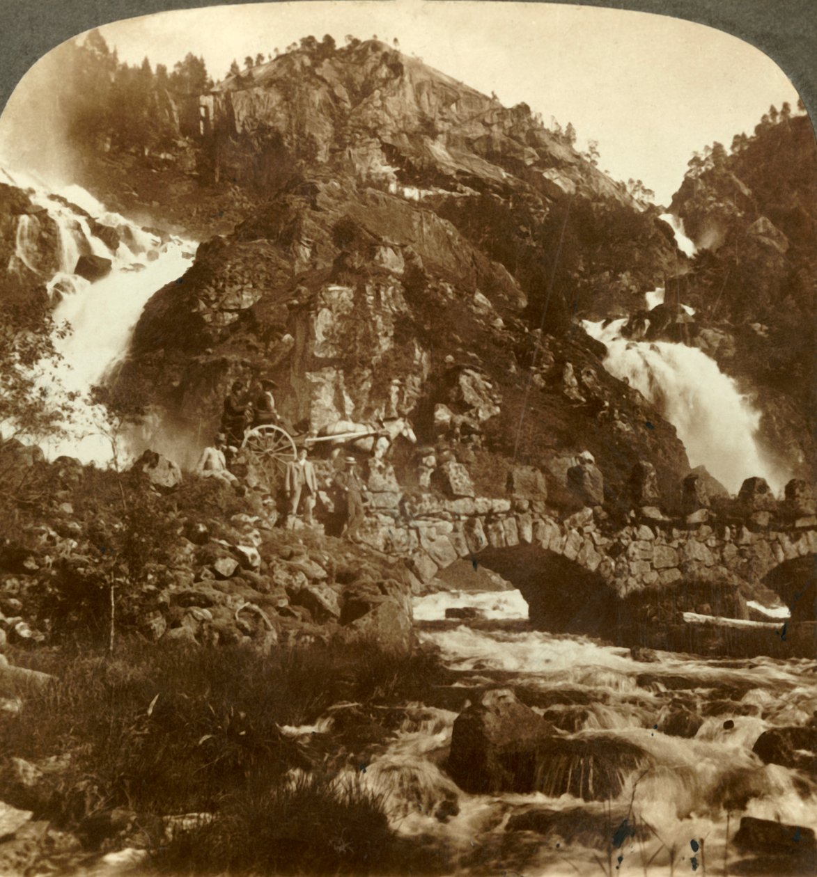 Skarafos och Lotefos hoppar över klippor, Västra Norge, c1905. av Unbekannt
