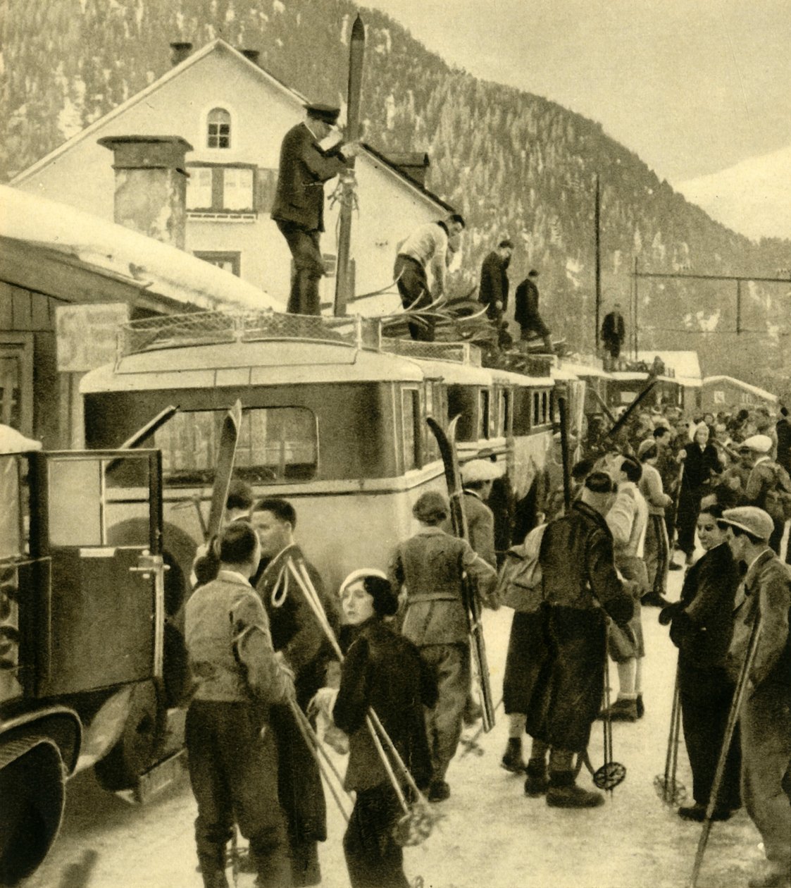 Skidåkare anländer till St Anton am Arlberg, Österrike, c1935. av Unbekannt