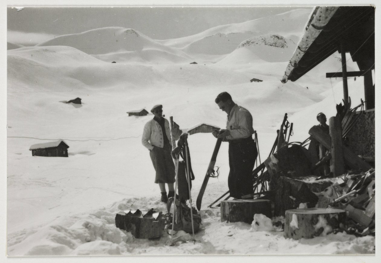 Skidåkare utanför en stuga, ca 1930 av Unbekannt