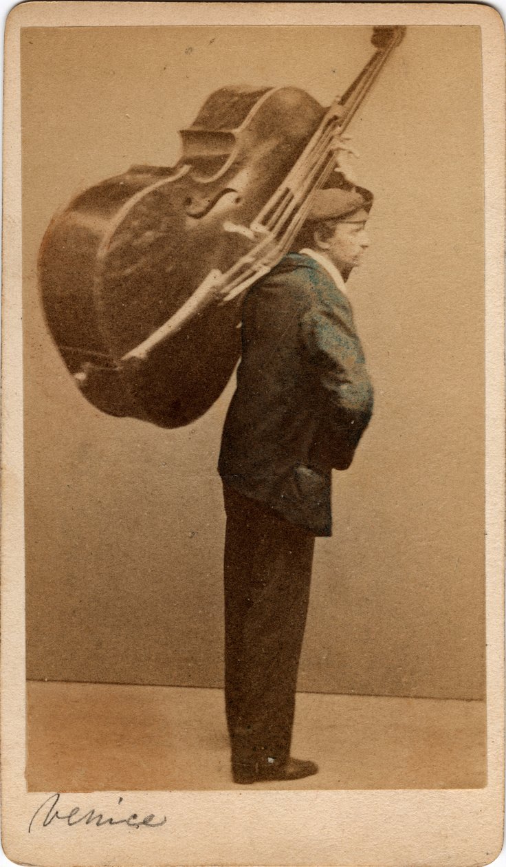 Liten metier: porträtt av en kontrabasist, instrumentet laddas på ryggen, Venedig. 1800-tal Tryck på kartong Dim. 10,5x6 cm av Unbekannt