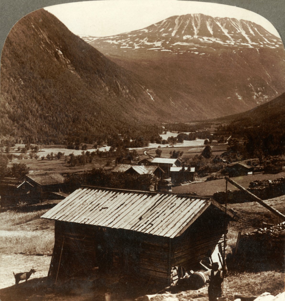 Snöiga höjder av berget Gausta 6180 ft, ovanför tysta hem i Maan Valley, Norge, c1905. av Unbekannt