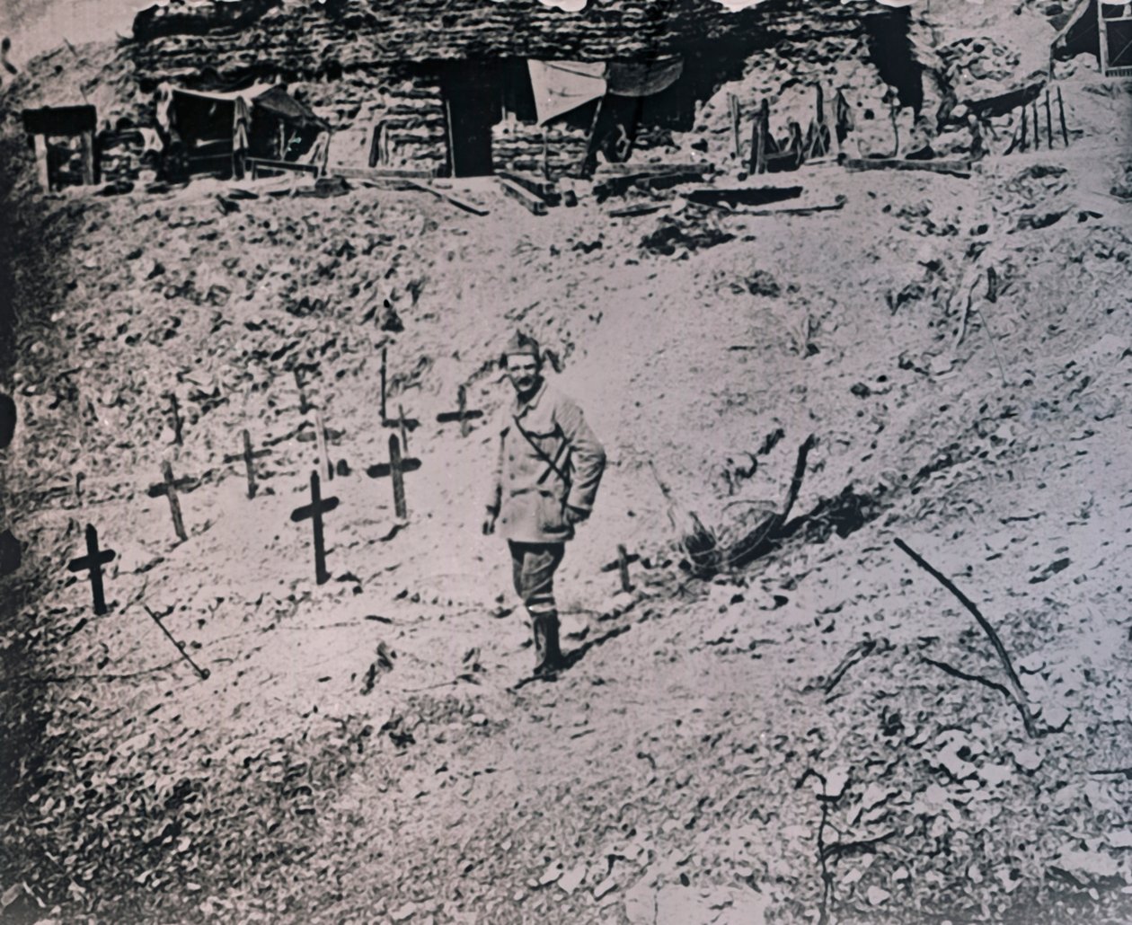 Soldat bland träkors, c1914-c1918 av Unbekannt