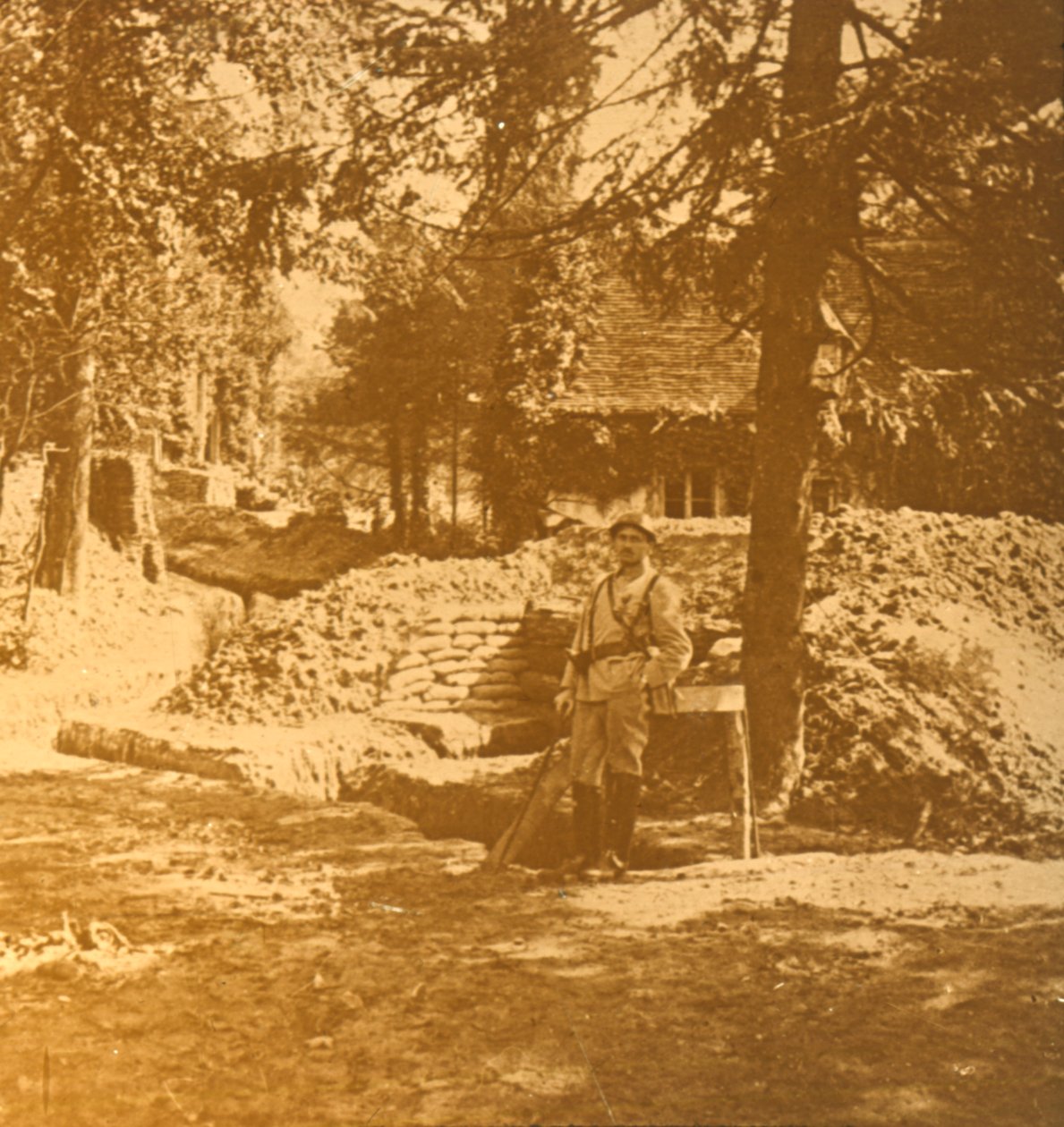 Soldat utanför skyttegraven, Bois des Loges, norra Frankrike, c1914-c1918 av Unbekannt