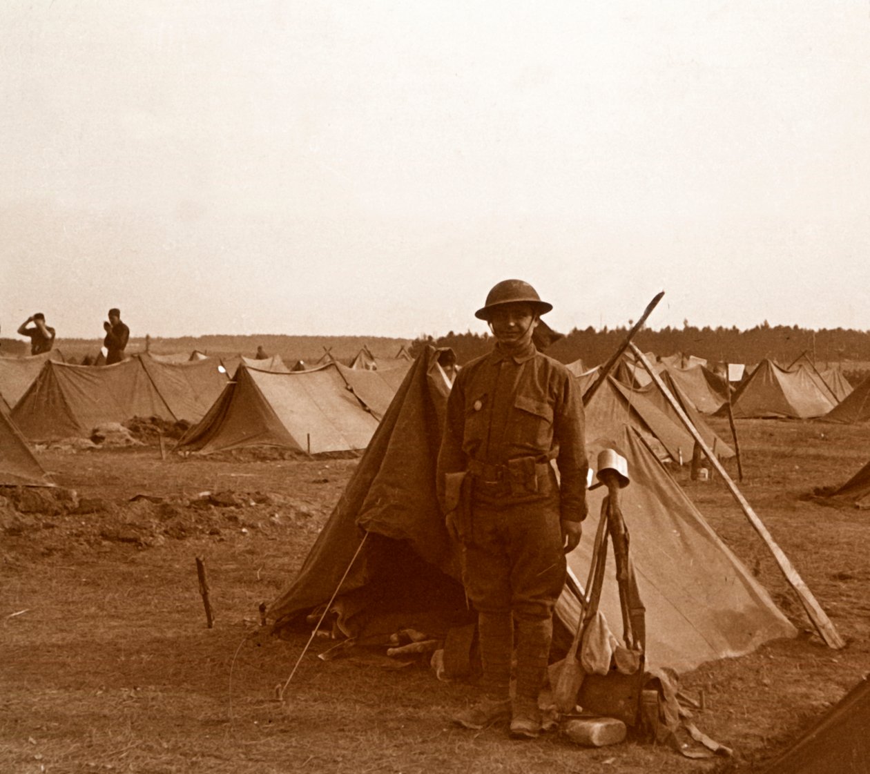 Soldat står vid tält, amerikanskt läger, Melette, Frankrike, c1914-c1918. av Unbekannt