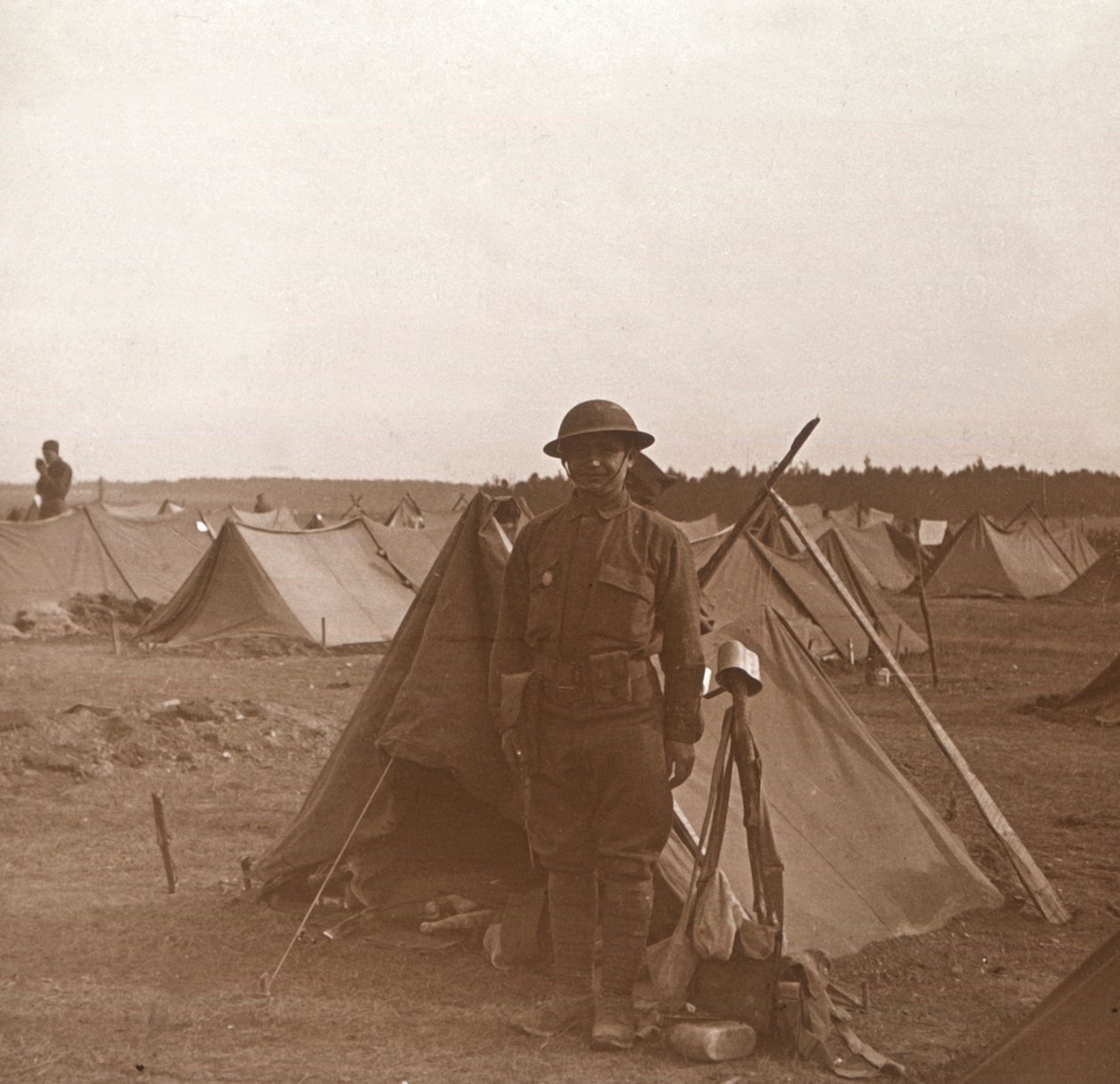 Soldat står vid tält, amerikanskt läger, Melette, Frankrike, c1914-c1918. av Unbekannt