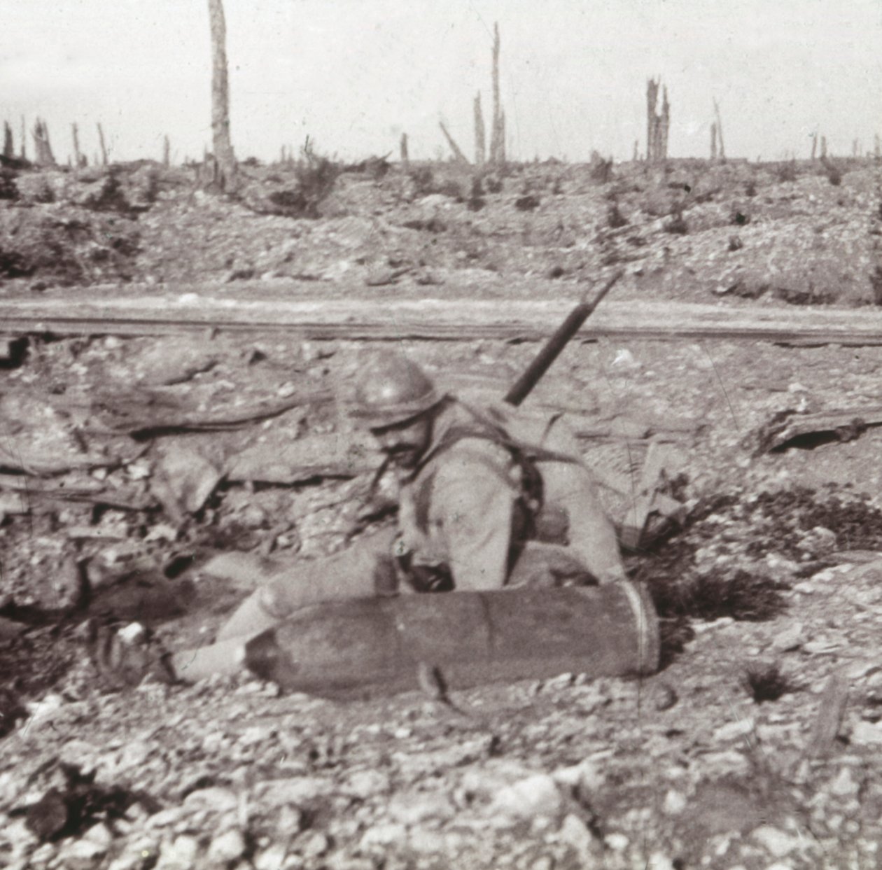 Soldat med skal, Bois dAvocourt, Verdun, norra Frankrike, c1914-c1918 av Unbekannt