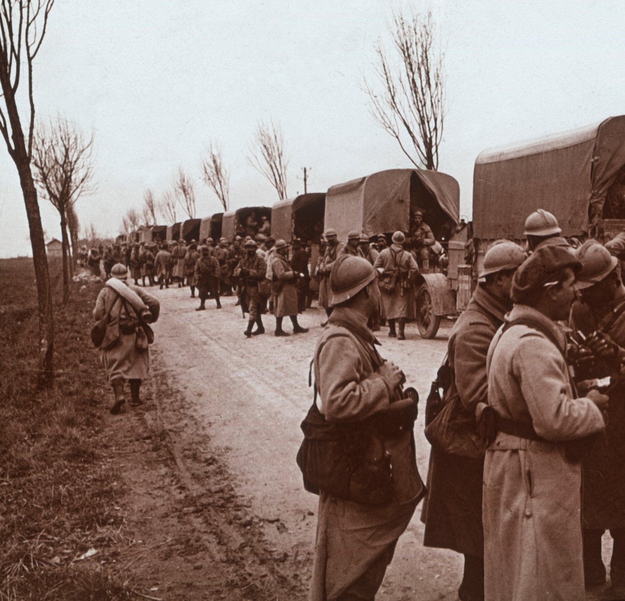 Soldater och kolonn av lastbilar på Voice Sacrée, Verdun, norra Frankrike, c1914-c1918 av Unbekannt
