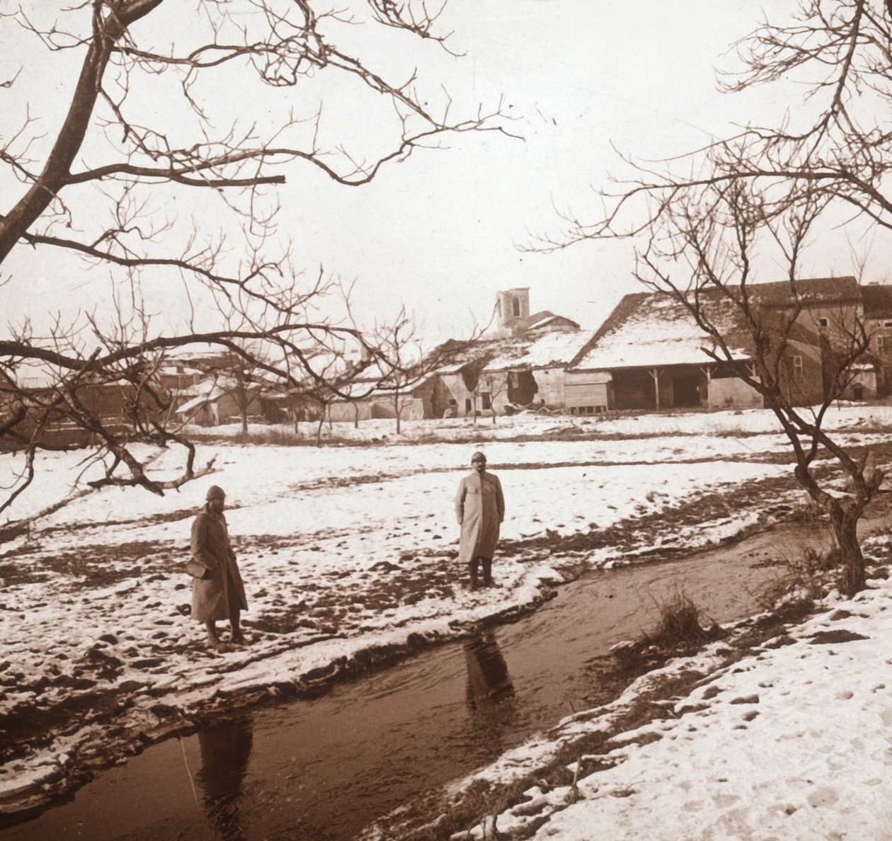 Soldater vid en flod, Bernecourt, norra Frankrike, c1914-c1918 av Unbekannt