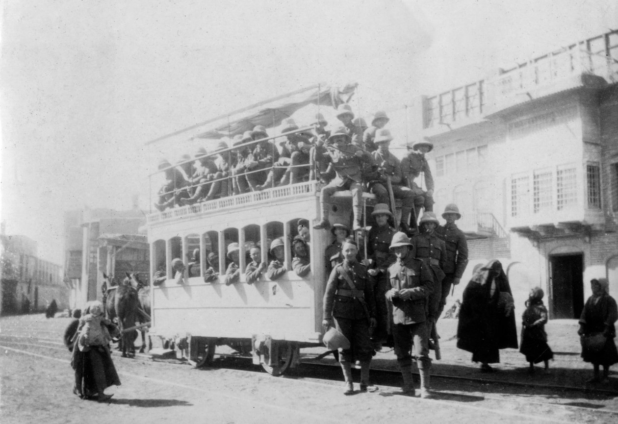 Soldater från East Surrey-regementet i Kazimain, på väg till Bagdad, Irak, 1917-1919 av Unbekannt