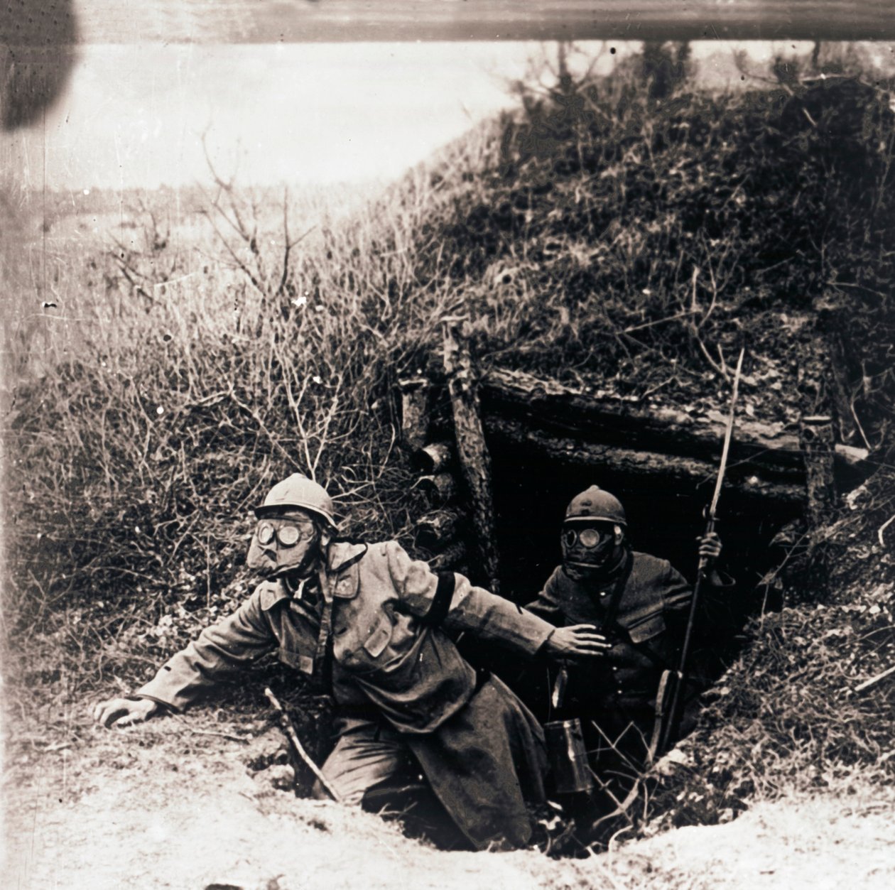 Soldater i gasmasker som dyker upp ur skyttegravarna, c1914-c1918 av Unbekannt