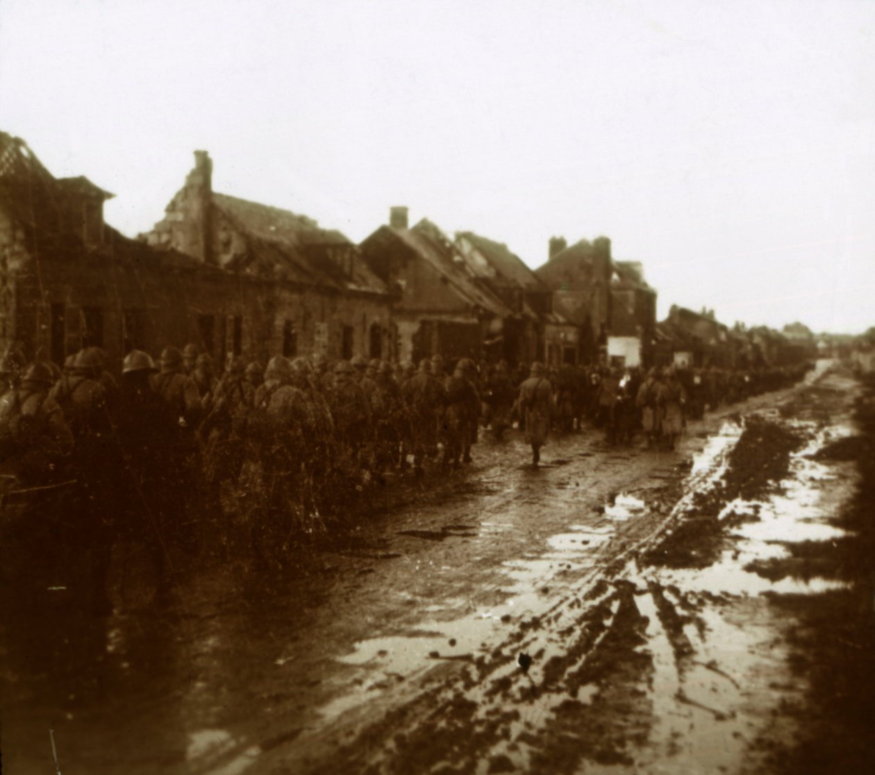 Soldater som marscherar förbi bombade hus, Champagne, norra Frankrike, c1914-c1918 av Unbekannt